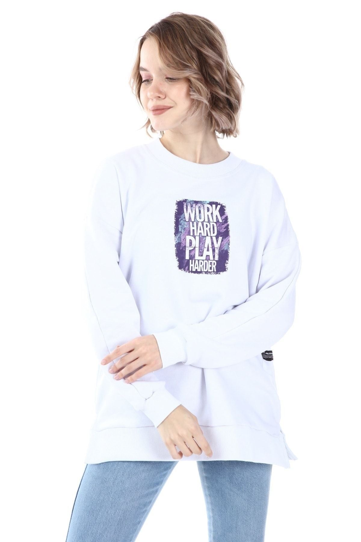 Kadın Beyaz Yırtmaçlı  Baskılı Oversize Sweatshirt