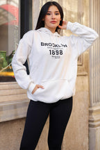 Kadın Kırık Beyaz Krem Ekru 1898 Baskılı 3 iplik Şardonlu Kapüşonlu Oversize Salaş Bol Kesim Hoodie Sweatshirt