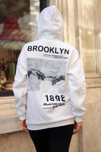 Kadın Kırık Beyaz Krem Ekru 1898 Baskılı 3 iplik Şardonlu Kapüşonlu Oversize Salaş Bol Kesim Hoodie Sweatshirt
