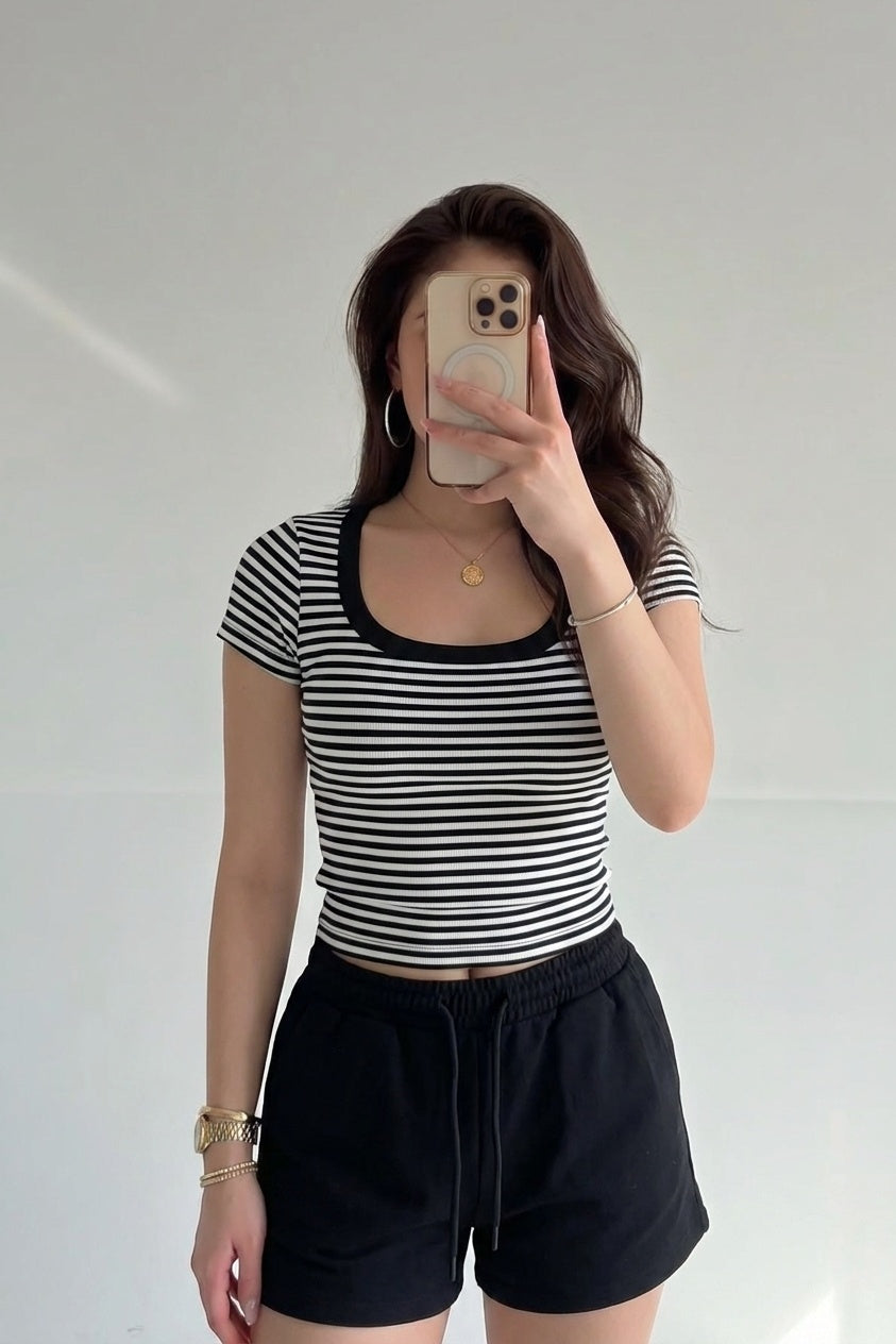 Kadın İnce Çizgili Siyah-Beyaz U Yaka Kısa Kollu Fitilli Kaşkorse Body T-Shirt