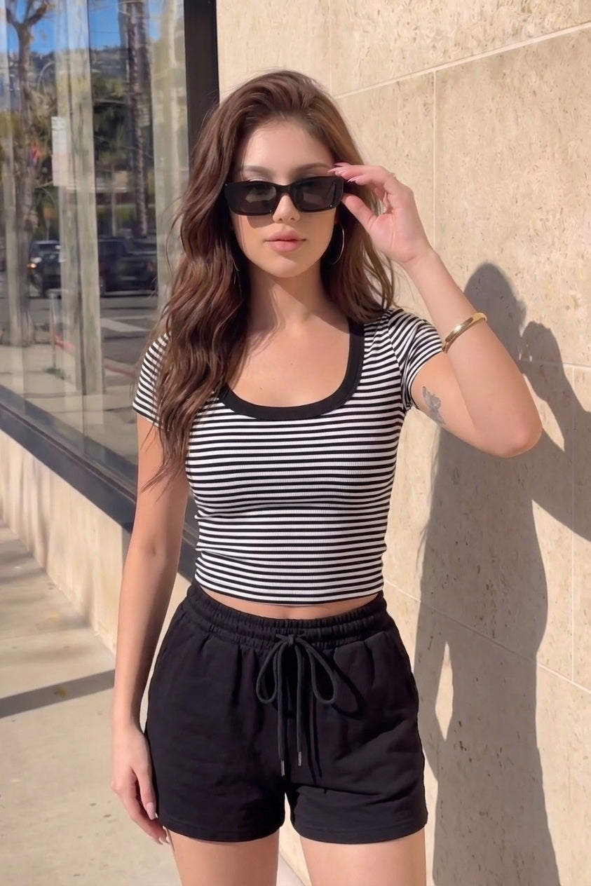 Kadın İnce Çizgili Siyah-Beyaz U Yaka Kısa Kollu Fitilli Kaşkorse Body T-Shirt